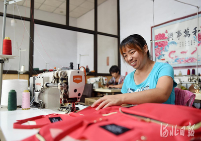 河北沙河 為留守婦女開(kāi)辟就業(yè)新路徑，箱包銷售助力鄉(xiāng)村振興